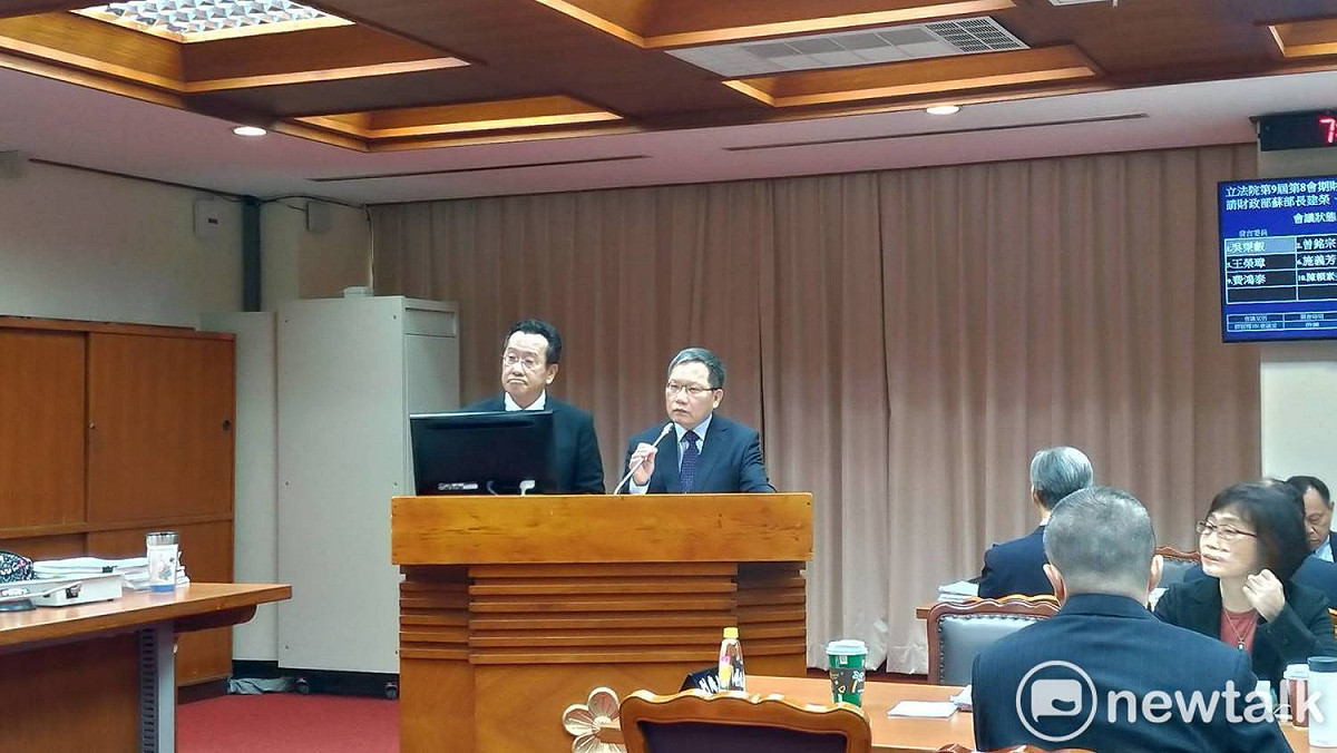 財政部長蘇建榮(右)、金管會主委顧立雄赴立院備詢。 圖:陳佩君/攝