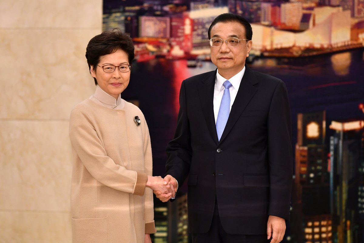 香港特首林鄭月娥16日上午至北京述職，中國國務院總理李克強在北京人民大會堂香港廳接見林鄭。 圖：香港政府新聞網