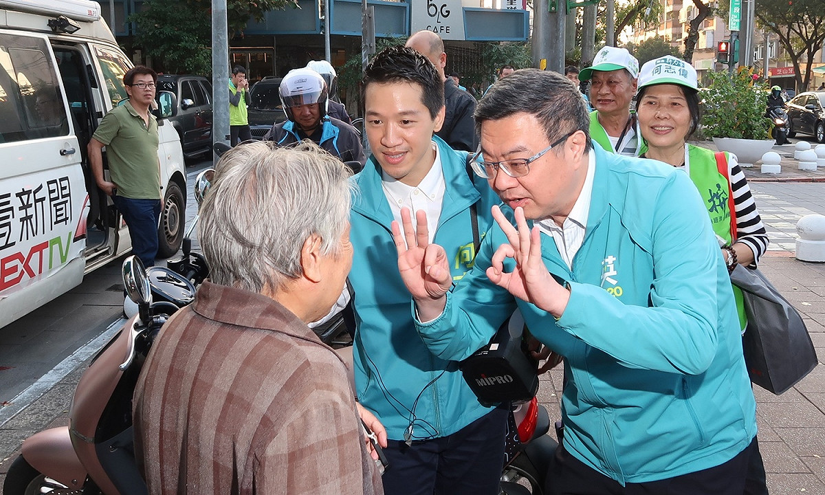 民進黨主席卓榮泰陪同何志偉掃街時，向選民呼籲總統票要投給三號。 圖：林朝億/攝