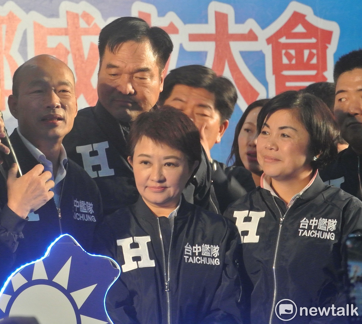 楊瓊瓔（右一）是盧秀燕的得力助手，是否會在選前辭副市長？受到地方政壇關注。 圖：唐復年/攝