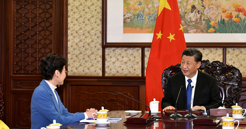 香港特首林鄭月娥本週「赴京述職」，16日在中南海瀛台向中國大陸國家主席習近平匯報香港當前形勢和特區政府工作情況。 圖：翻攝香港政府新聞網