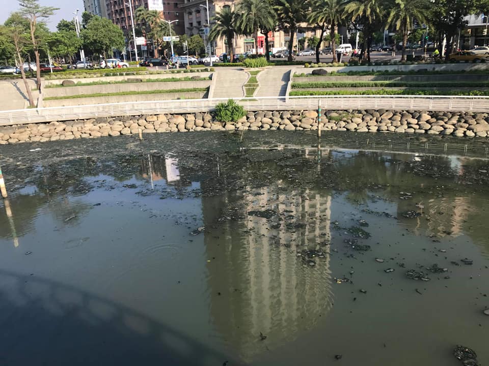 黃光芹臉書PO出今年9月「愛河之心」又髒又臭實況。 圖：翻攝黃光芹臉書