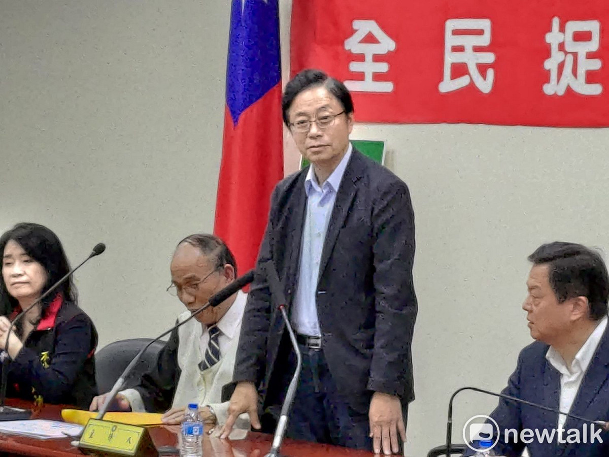 黃曼昕表示，張善政的碩士、博士畢業證書已找不到，也來不及申請、認證。 圖：黃建豪/攝