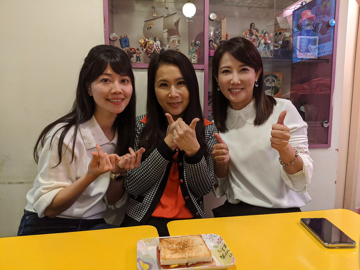 台北市立法委員第四選區民進黨候選人高嘉瑜今(17)天與親民黨不分區立委候選人，永齡基金會執行長劉宥彤及副執行長蔡沁瑜共吃早餐直播。 圖：高嘉瑜辦公室提供