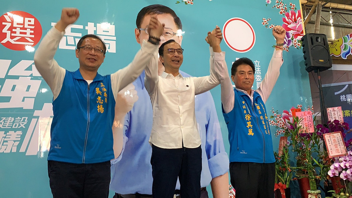 朱立倫今走訪桃園，為吳志揚(左)等藍營6位區域立委候選人站台加油。 圖：朱立倫辦公室/提供