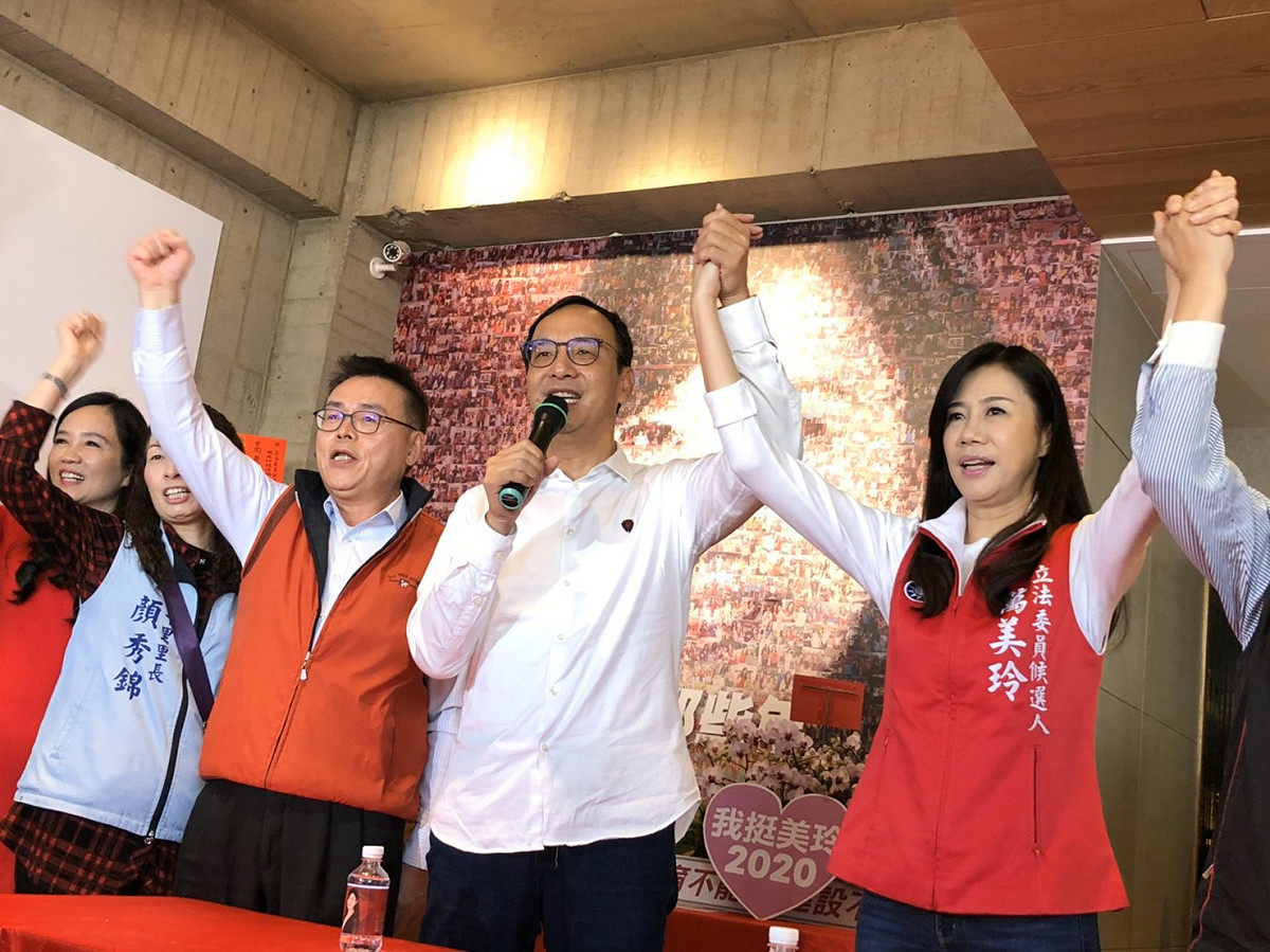 朱立倫今走訪桃園，為萬美玲(右)等藍營6位區域立委候選人站台加油。 圖：朱立倫辦公室/提供