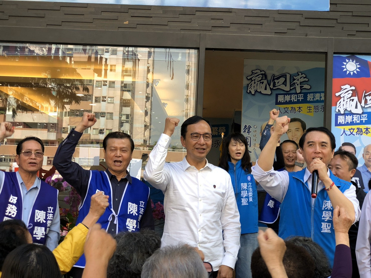 朱立倫今走訪桃園，為陳學聖(右)等藍營6位區域立委候選人站台加油。 圖：朱立倫辦公室/提供