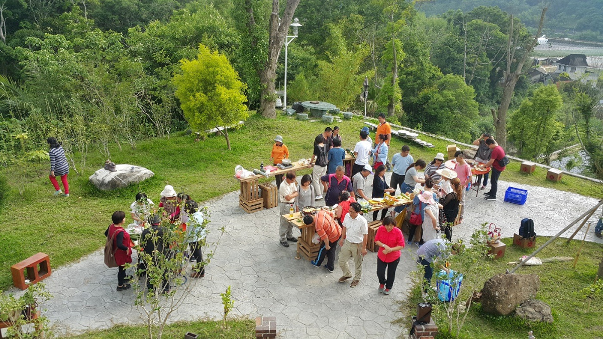 苗栗推出做菜見學旅行，藉著學習客家菜旅行當地，咀嚼飲食蘊藏的文化趣味。 圖：翻攝自文化創意新苗栗臉書