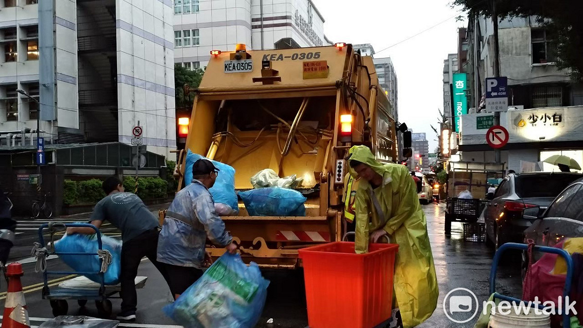 北市環保局今（17）日公布明（109）年春節垃圾車收運情形。 圖：葉宜哲／攝