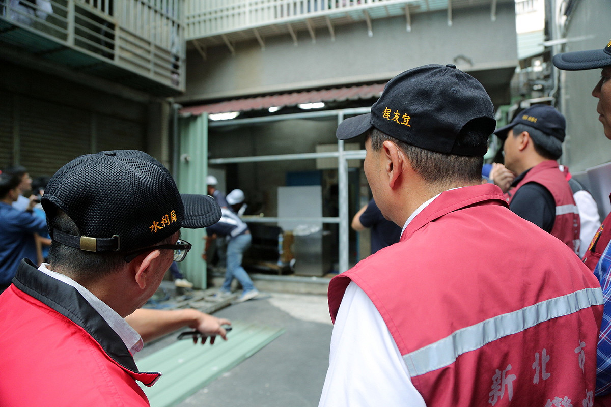 侯友宜率隊拆除防火巷的二次違建，還給市民安全、安居、安心的生活環境。 圖：新北市政府/提供