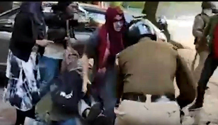 印度一群穆斯林女子不畏揮舞竹棍的警察，圍在一名被警方攻擊的男學生身旁保護他，這段影片在網路爆紅。 圖：翻攝YouTube