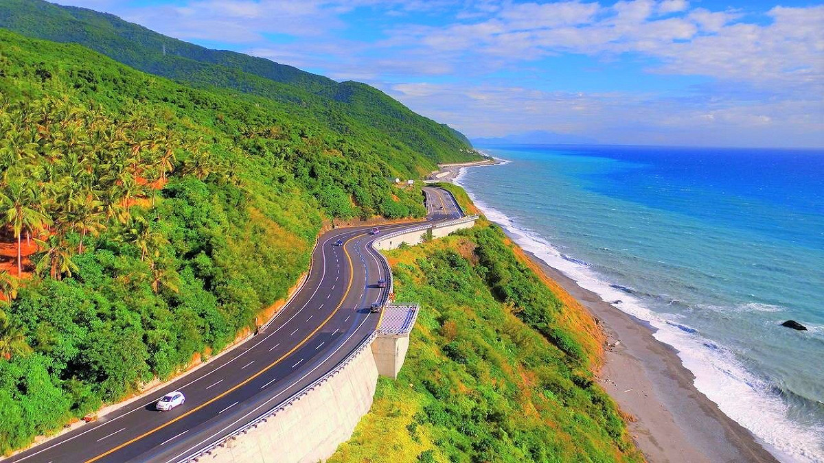 南迴公路有全台最美公路美譽，沿路有4大絕景路段叫人驚呼連連，捨不得駛離。 圖：公路總局／提供