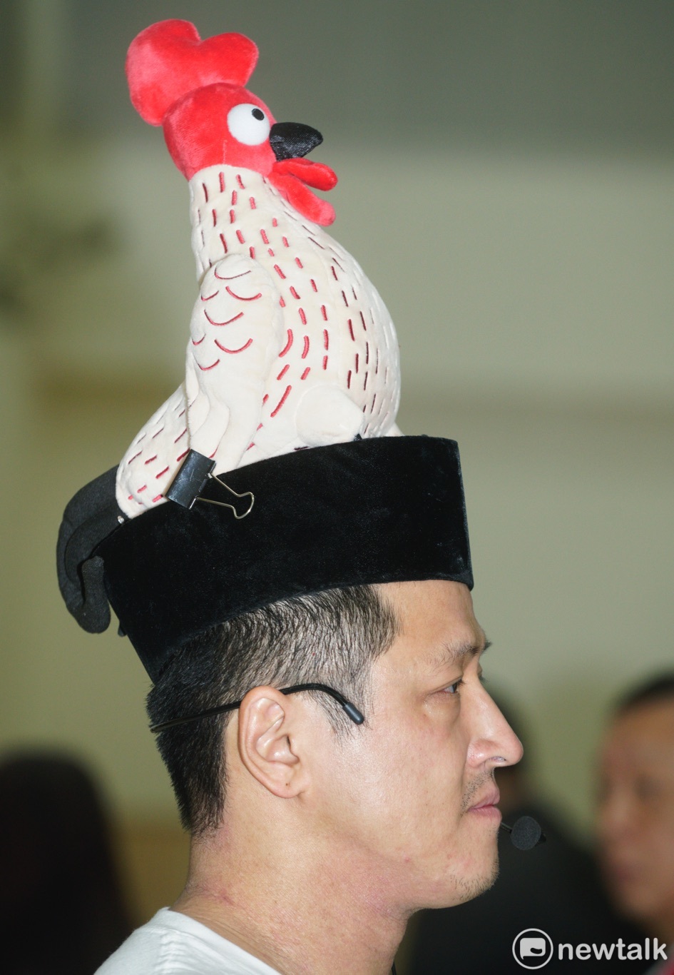 民眾黨立委候選人何景榮戴著鑲有公雞造型的穆斯林帽子參加號次抽籤。他說，印尼雞是他的綽號，因此特別戴上這頂帽子。 圖：張良一/攝