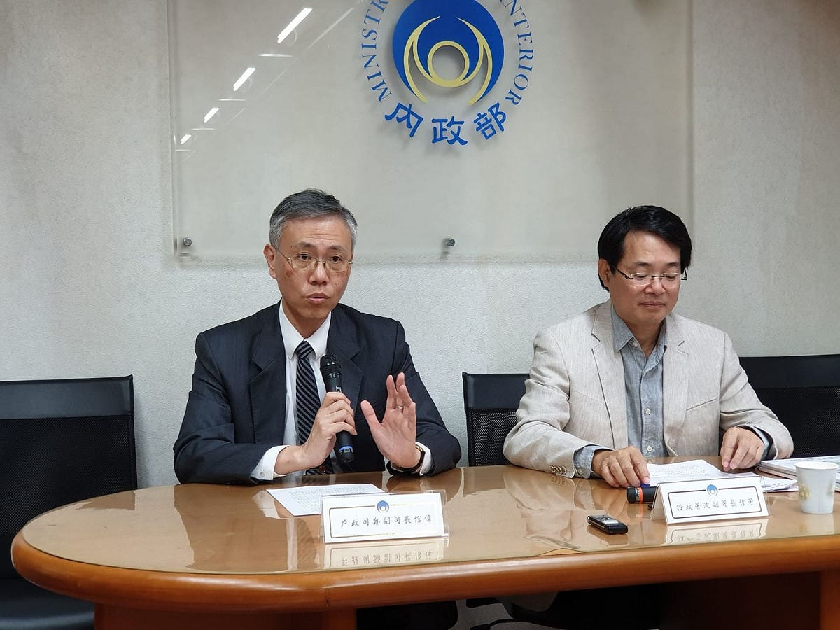 內政部戶政司鄭信偉副司長（左）說明「大選有無投票權」查詢工作將於24日起3天內進行。  圖：內政部提供