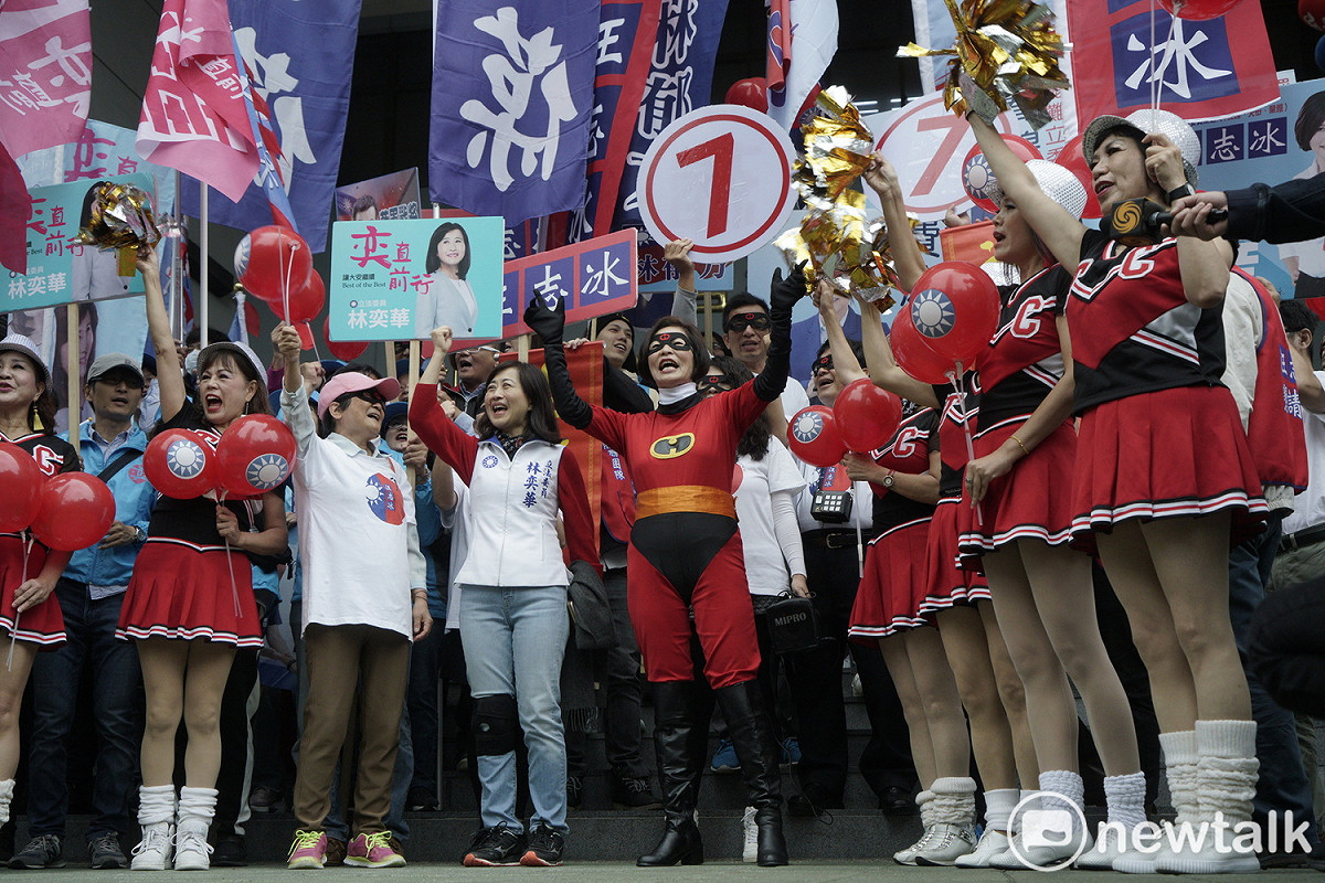 國民黨立委候選人汪志冰打扮成超人造型，一些志工也打扮成啦啦隊員在旁助陣。 圖：張良一/攝
