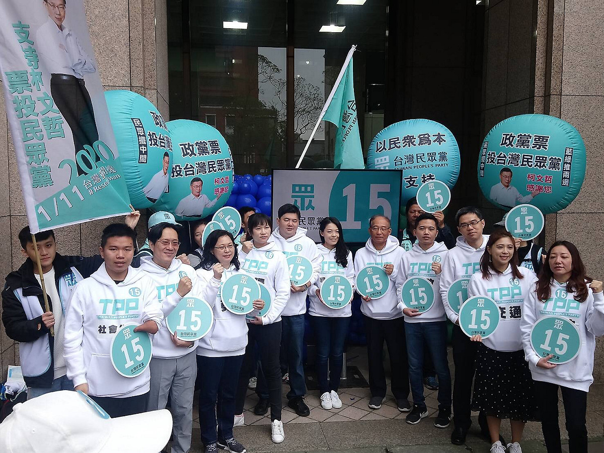 民眾黨抽中15號，強調「藍綠推兩邊、民眾擺中間」、「票投15、民眾做主」。 圖：民眾黨 / 提供