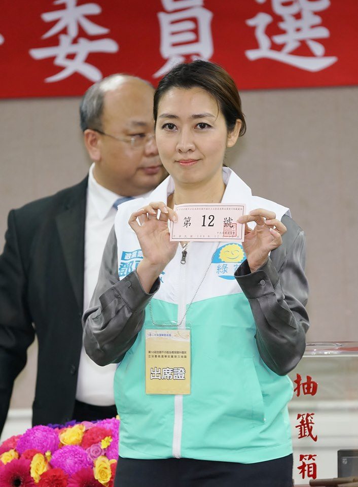 綠黨由鄧惠文醫生代表抽出12號。 圖：綠黨提供