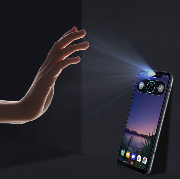 LG G8s擁有不需要實際觸碰到螢幕，就能隔空用手勢播放音樂、接聽電話、關鬧鐘的「隔空手勢」功能，但《PhoneArena》指出，大部分用戶其實很少使用這些手勢。 圖：截取自官網