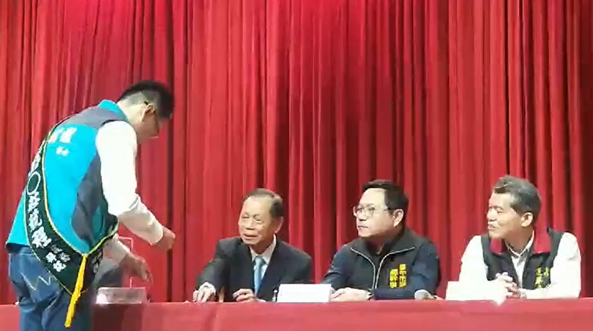 台中市選舉委員會今（18）日進行台中區域立委候選人號次抽籤。 圖：翻攝自謝文卿臉書