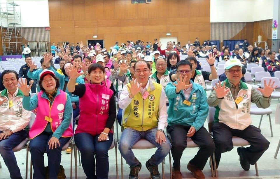 南投縣選舉委員會今（18）日進行區域立委候選人號次抽籤。 圖：翻攝自陳癸佑臉書