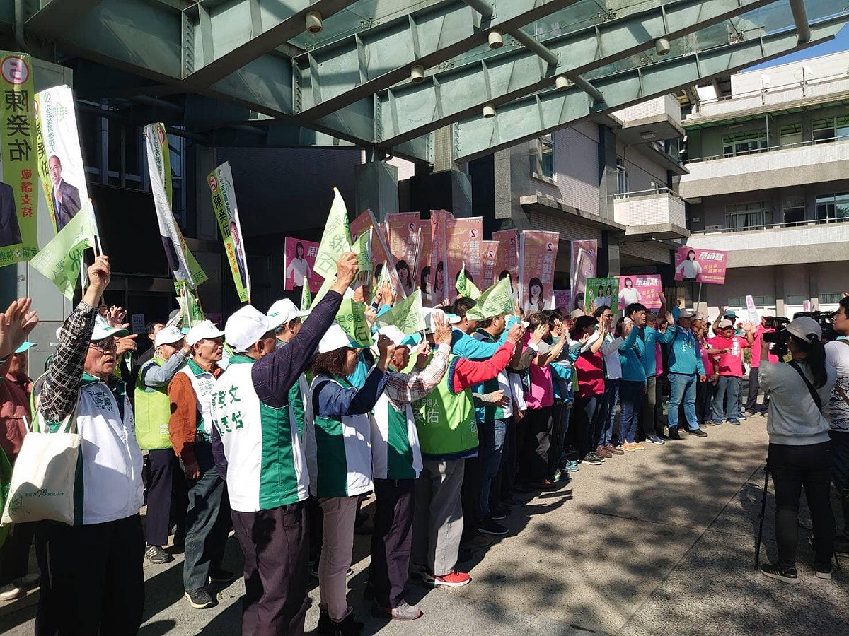 南投縣選舉委員會大樓外相當熱鬧，聚集各個候選人的後援隊。 圖：翻攝自陳癸佑臉書