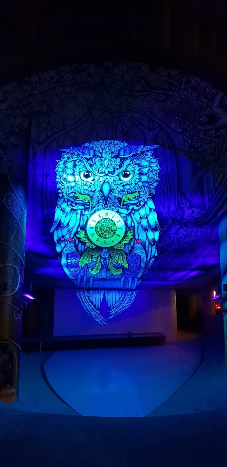 巨型的簽字筆素描作品不論白天、夜晚觀看，都有不同的視覺美感。 圖：台中市建設局／提供