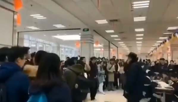 上海復旦大學學生今（18）日在校內餐廳高唱校歌，抗議學校章程內的「學術獨立，思想自由」遭到刪改。 圖：翻攝沉默的力量推特