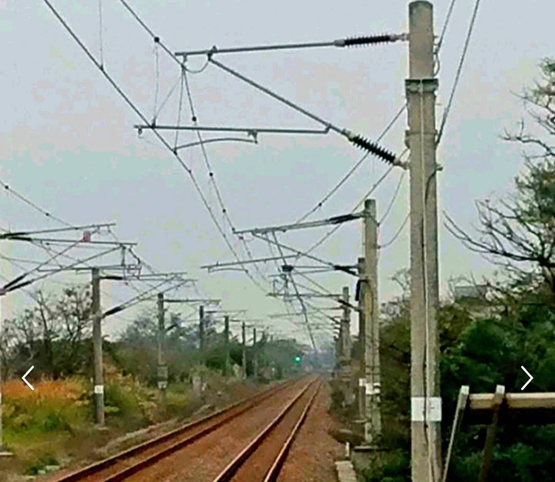 台鐵1131次區間車行經富岡=北湖間時造成東、西正線電車線故障，目前楊梅=北湖間雙線不通。 圖：台鐵／提供