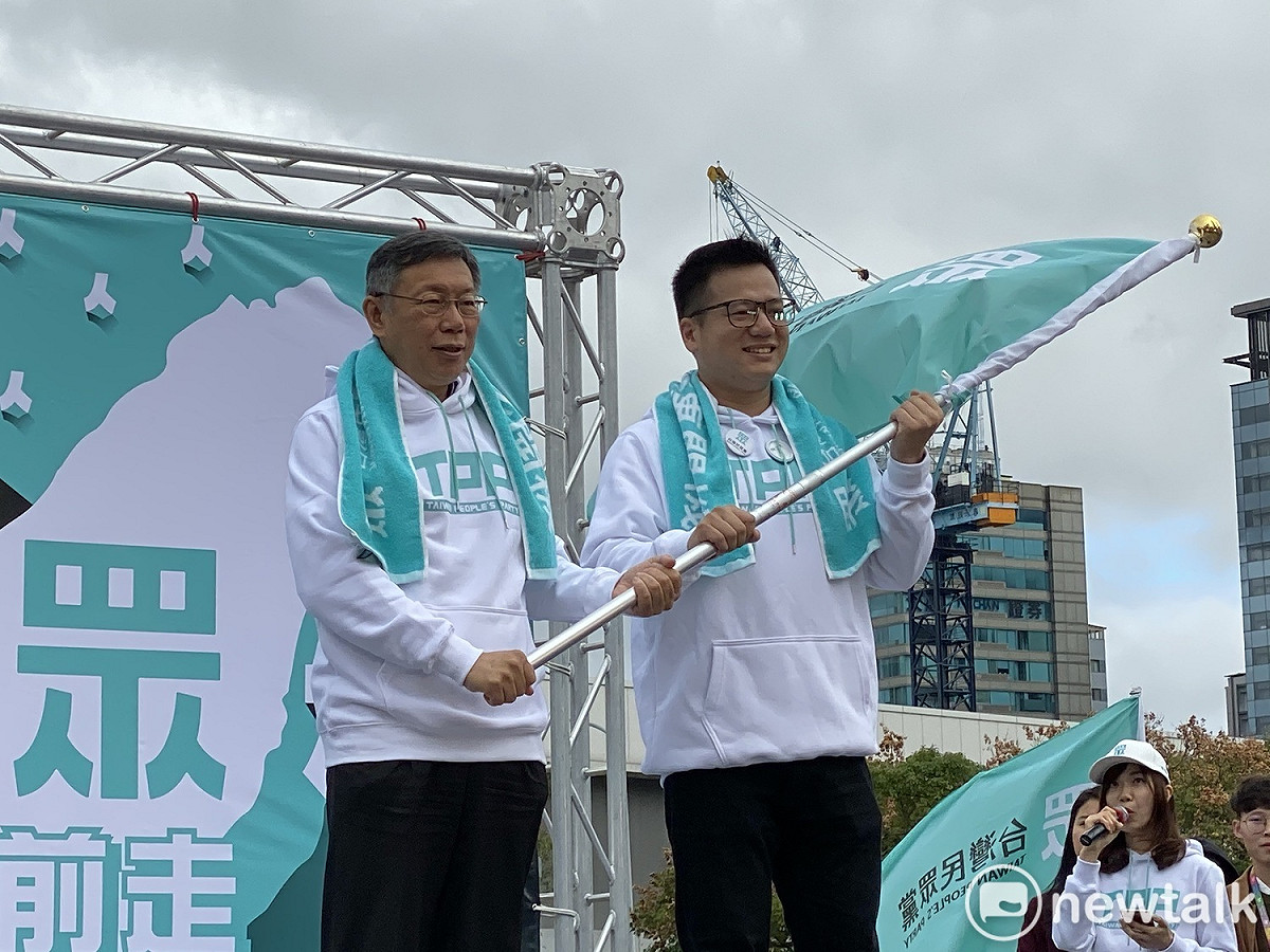 民眾黨今啟動全台大眾走活動，黨主席柯文哲授旗給大隊長邱臣遠。 圖：周煊惠 ／攝