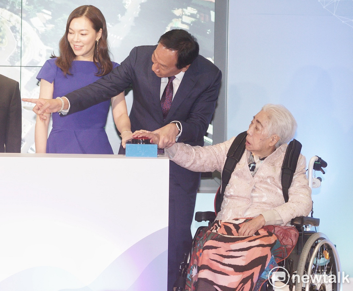 鴻海創辦人郭台銘和他的母親初永真、妻子曾馨瑩，出席以他的母親初永真為名的台大癌醫永真健康醫療大樓冠名儀式。 圖：張良一/攝