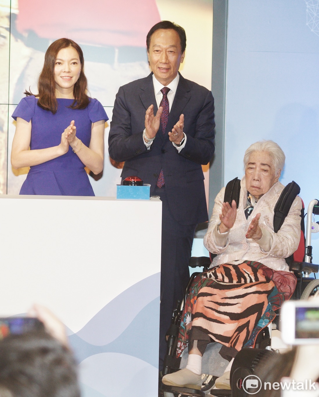 鴻海創辦人郭台銘和他的母親初永真、妻子曾馨瑩，出席以他的母親初永真為名的台大癌醫永真健康醫療大樓冠名儀式。 圖：張良一/攝