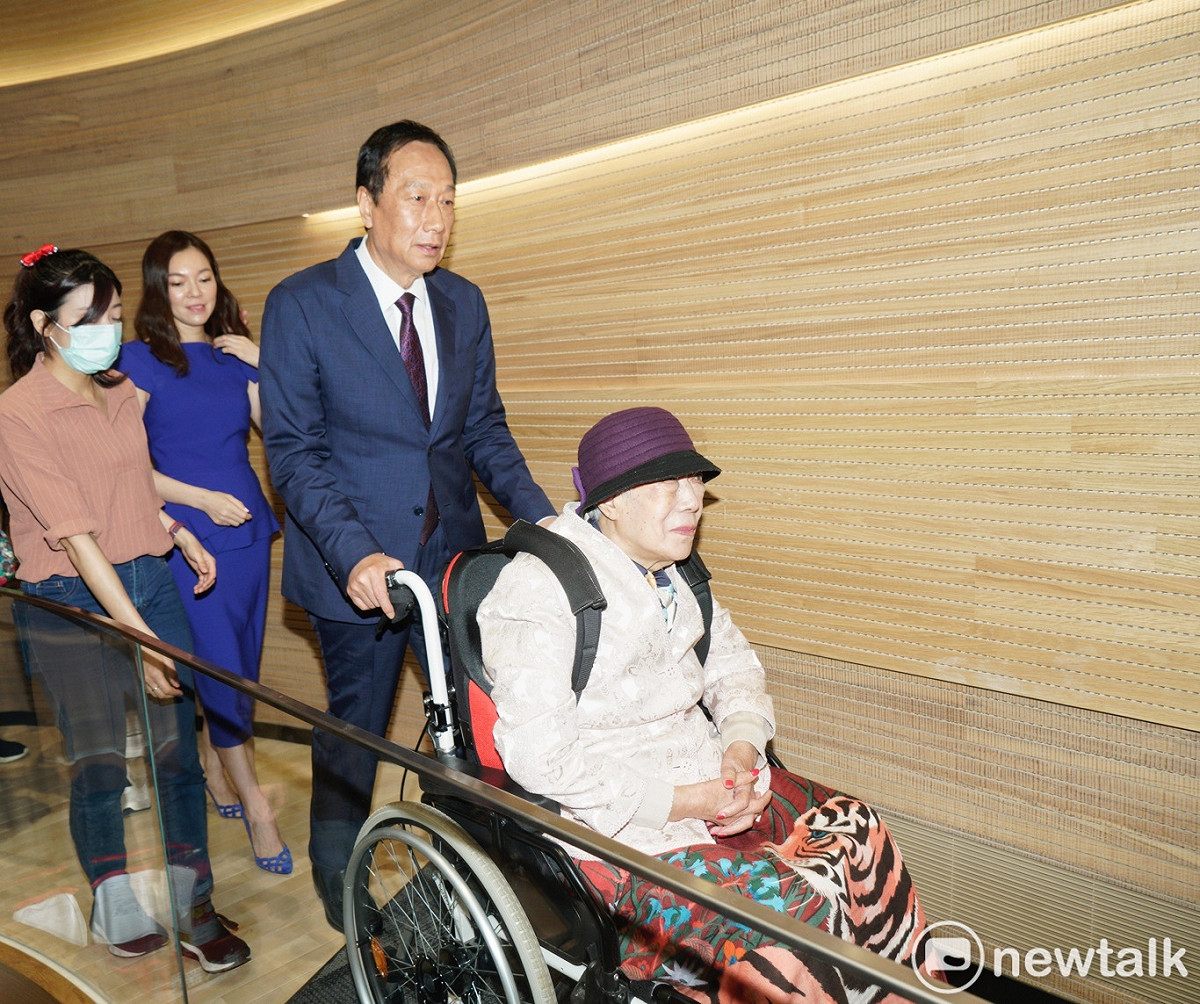 鴻海創辦人郭台銘推著坐在輪椅上的母親初永真、妻子曾馨瑩，出席以他的母親初永真為名的台大癌醫永真健康醫療大樓冠名儀式。 圖：張良一/攝