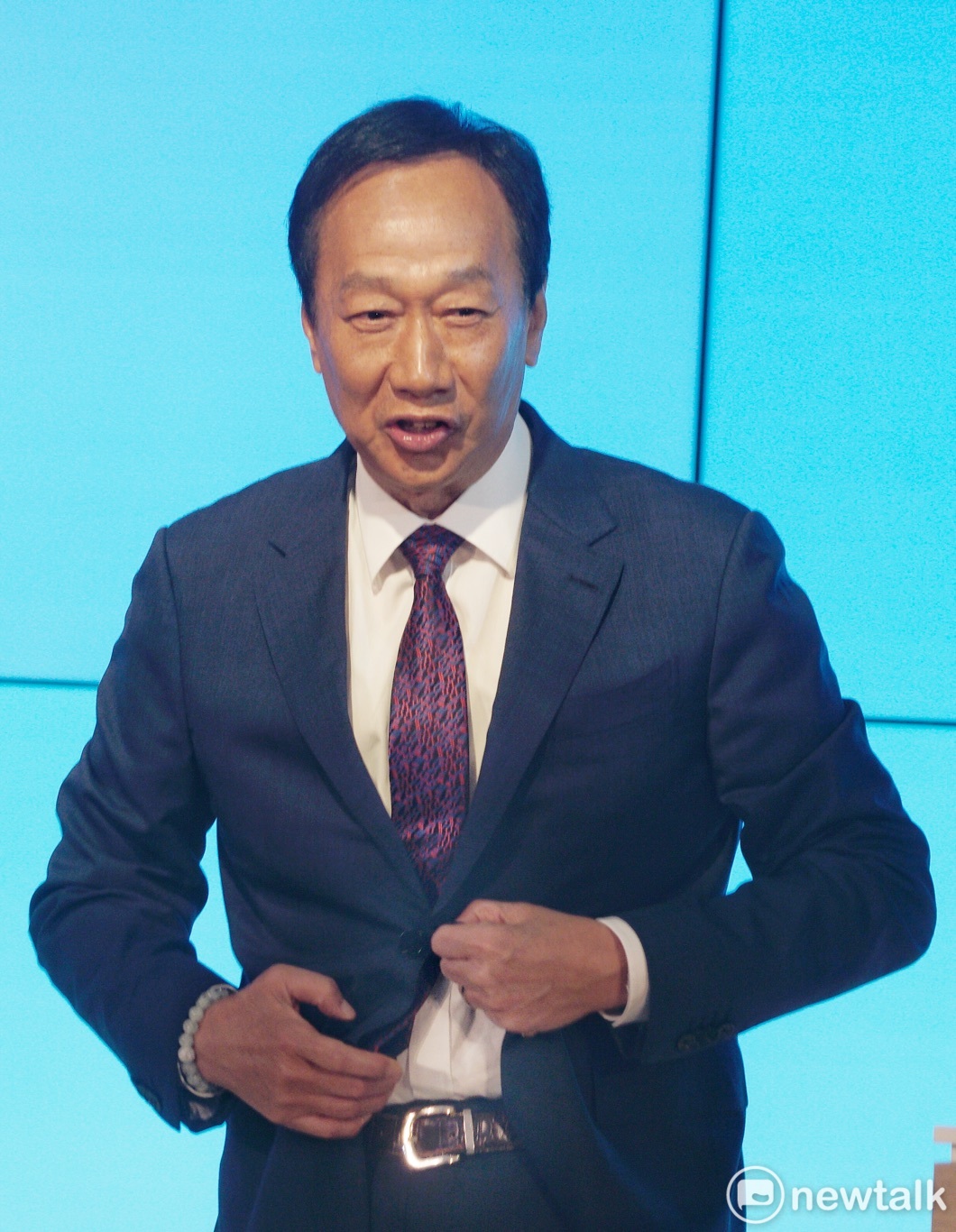郭董在會中解開他的西裝鈕釦，秀出他的亡妻林淑如送給他的皮帶。郭董說，今天是她的亡妻70歲冥誕，他希望他繼續努力，讓10年後可以將乳癌變成慢性病。 圖：張良一/攝