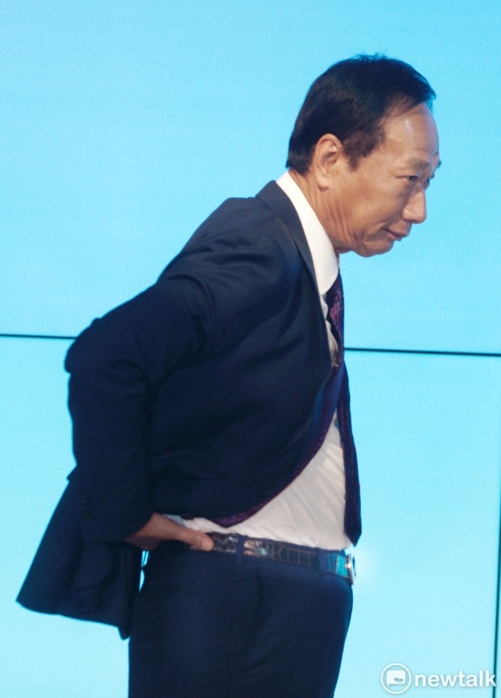 郭董在會中解開他的西裝鈕釦，秀出他的亡妻林淑如送給他的皮帶。郭董說，今天是她的亡妻70歲冥誕，他希望他繼續努力，讓10年後可以將乳癌變成慢性病。 圖：張良一/攝