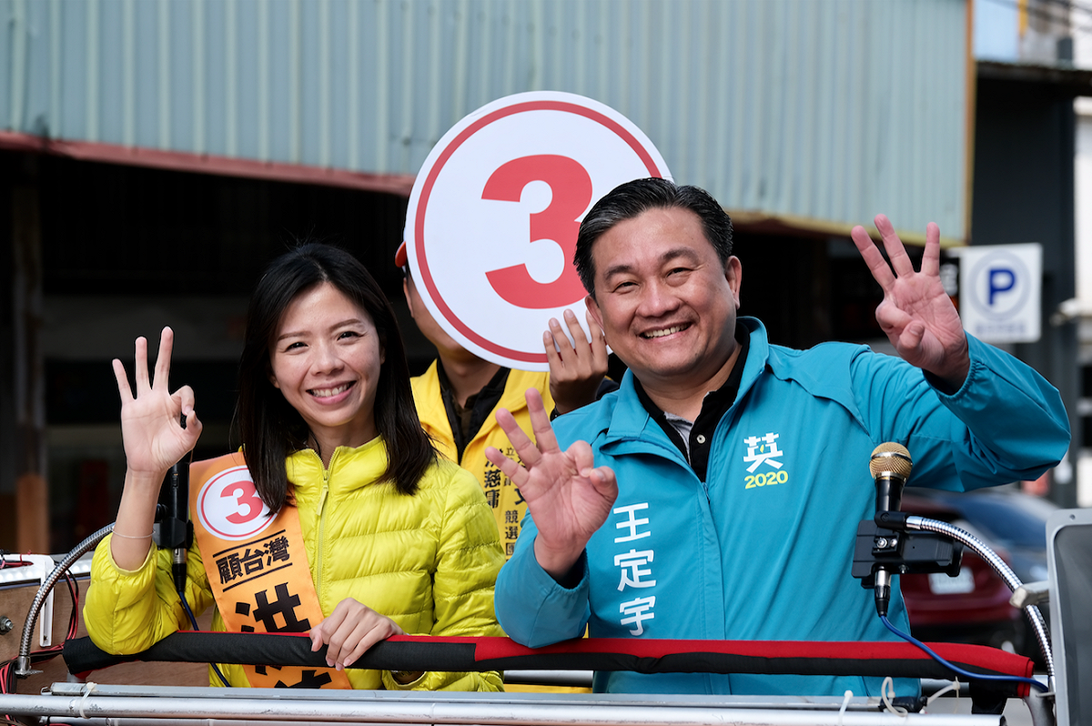 王定宇暫停選舉事務，返鄉力挺洪慈庸。 圖：洪慈庸辦公室／提供