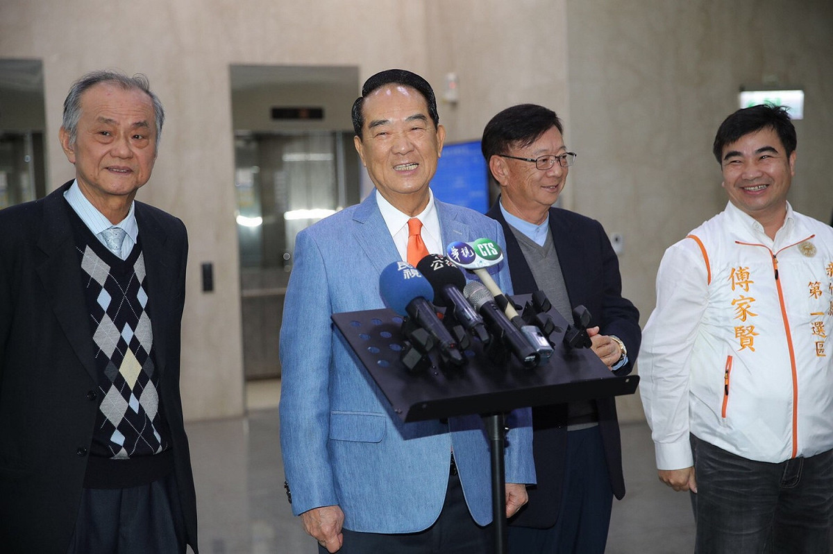 親民黨總統候選人宋楚瑜（左2）今（19）日上午在不分區立委提名人宣明智（右2）、科學園區同業公會副理事長李金恭等人陪同下，赴新竹科學園區舉行閉門座談。 圖：親民黨提供