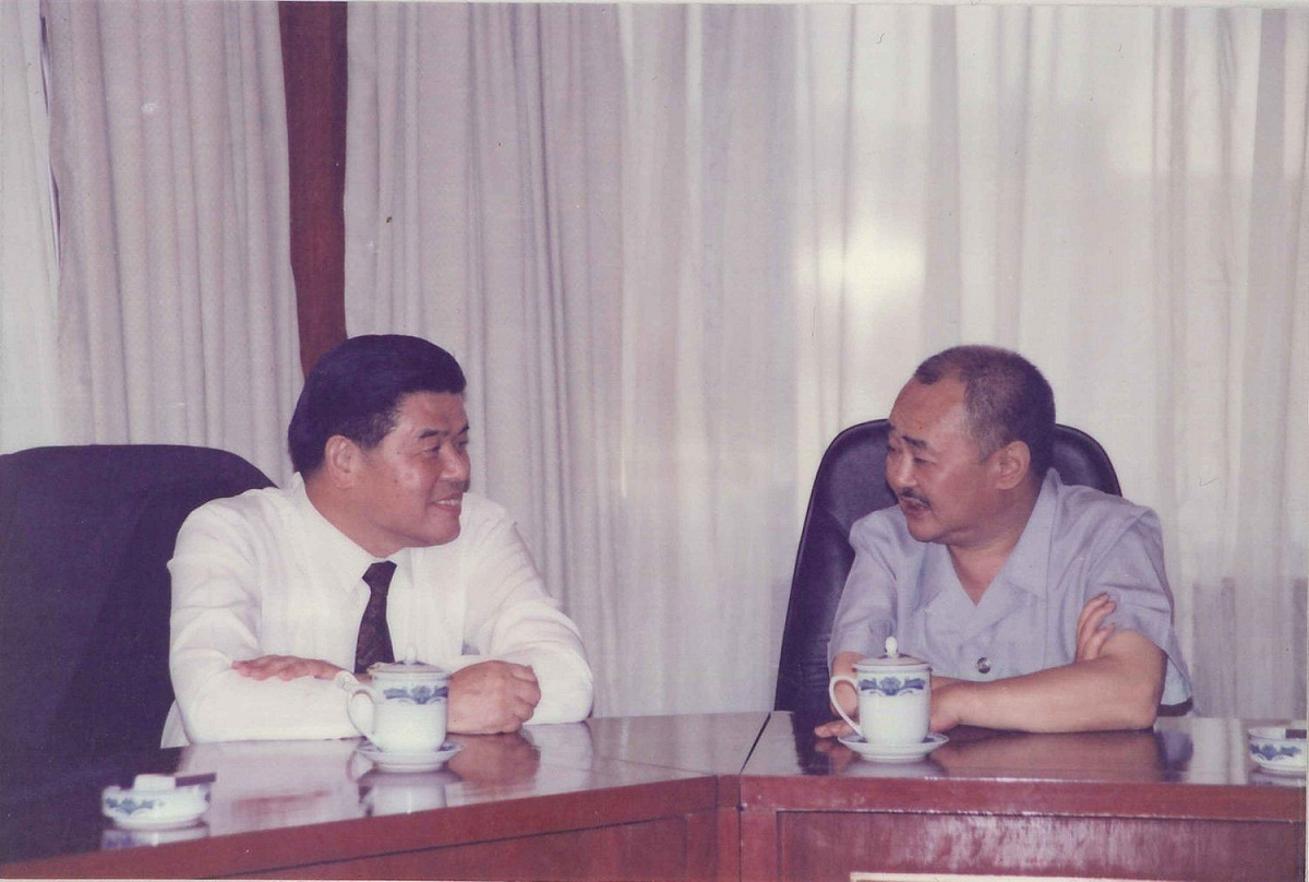 1992年9月2日夜曾永賢（左）與葉選寧的合照 圖：張榮豐臉書