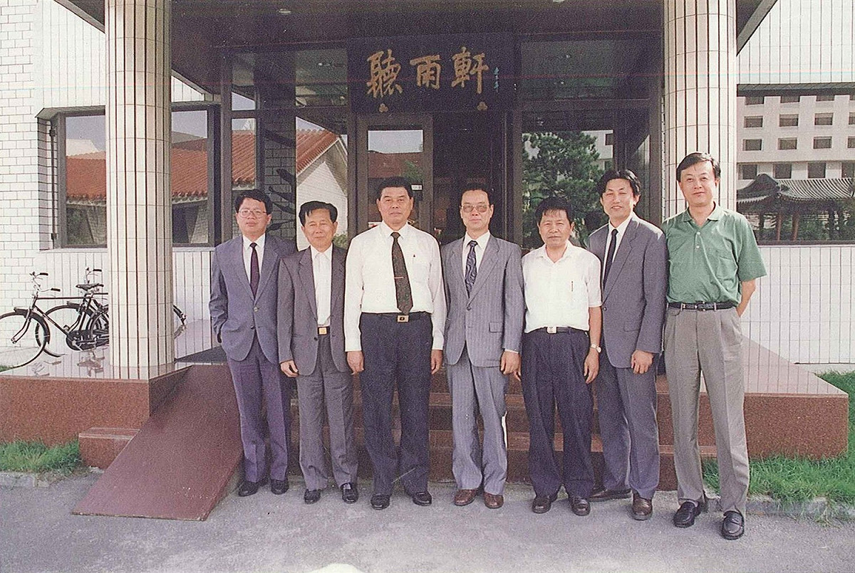 1992年9月2月張榮豐（左一）與曾永賢（左三）在「聽雨軒」前的留影。 圖：張榮豐臉書