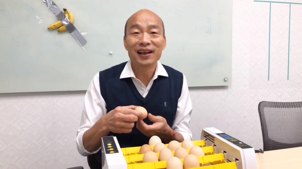 韓國瑜今天在臉書上直播「孵蛋」，並大談青年政策。 圖：翻攝自韓國瑜臉書