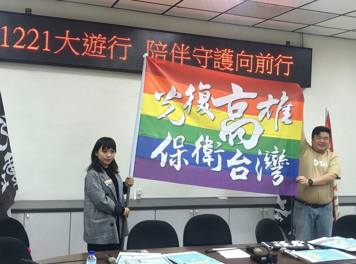 高雄市綠營議員聯手宣示將參與1221罷韓大遊行。 圖：民進黨高雄市議會黨團/提供