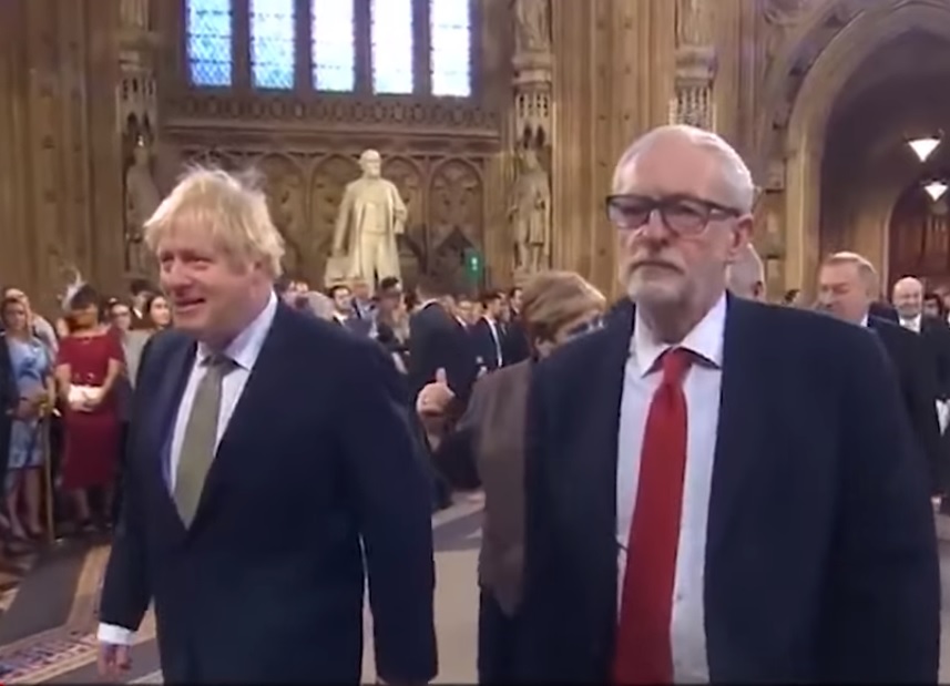 英國首相強生一派輕鬆進場，因敗選宣布請辭的工黨黨魁柯賓則一臉嚴肅。 圖：翻攝YouTube