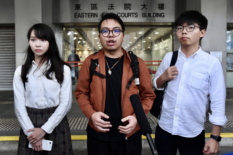 香港眾志主席林朗彥（中）、秘書長黃之鋒（右）及成員周庭（左） 圖 : 中通社(資料照)