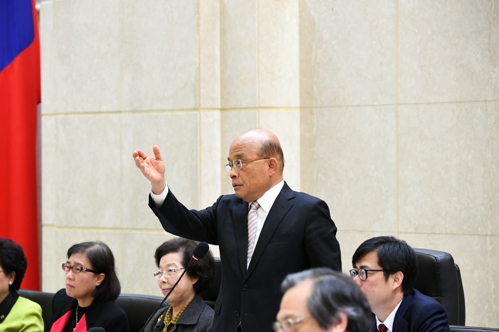 監察委員今（20）天由監察院長張博雅率領，到行政院進行年度巡察，行政院長蘇貞昌率各部會首長進行簡報。 圖：行政院提供（資料照片）