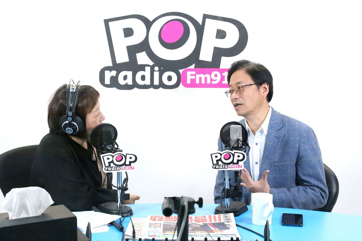 國民黨副總統候選人張善政接受電台專訪。 圖：《POP搶先爆》/提供