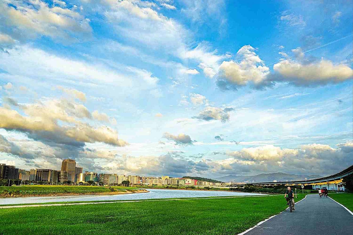 騎行「基隆河左右岸親水自行車道」，放眼望去盡是綠野草皮，十分遼闊。 圖：台北市政府／提供
