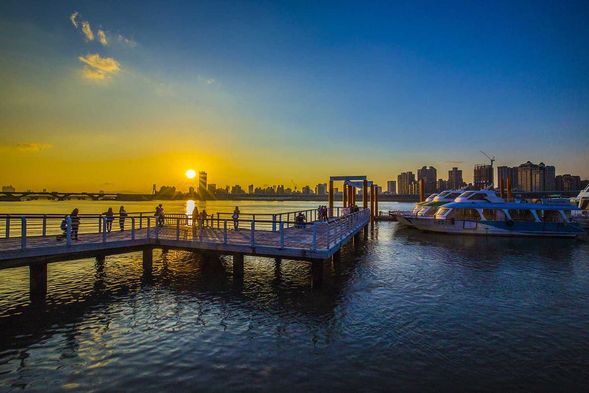 「淡水河自行車道」經過大稻埕碼頭，是欣賞夕陽的好地方。 圖：台北市政府／提供