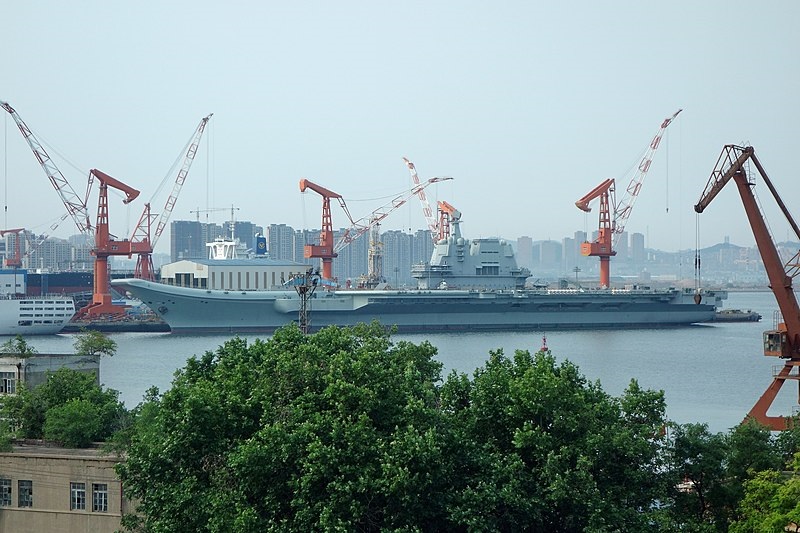中國自製航空母艦山東號17日開始服役，但仍與遼寧號有著同樣的弱點 圖：Tyg728 提供　CC BY-SA 4.0