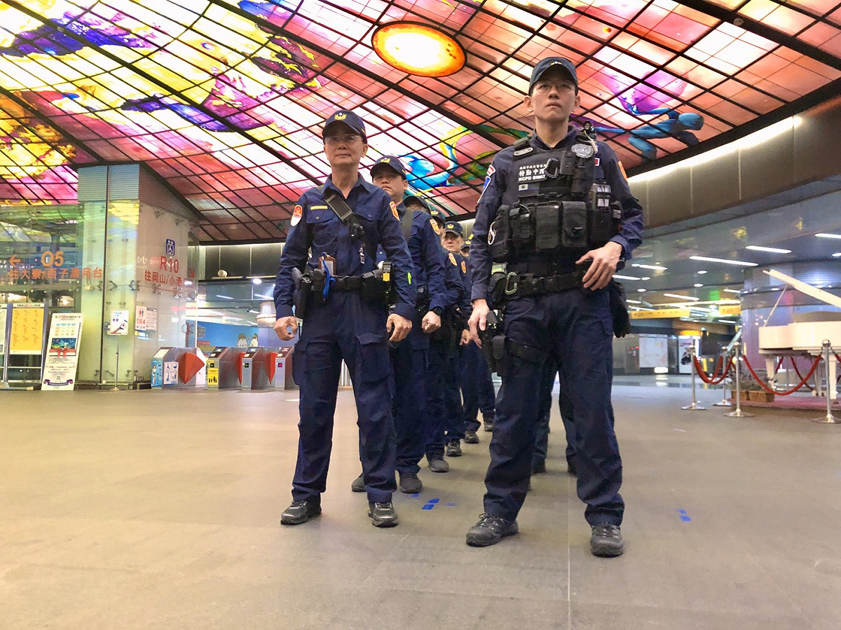 高雄市警方在捷美島站佈下重兵，以防罷韓、挺韓兩方人馬鬧事。 圖：高雄市警局/提供