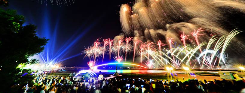 2020澎湖花火節將延期閉幕，3場離島煙火還加碼搭配無人機科技燈光秀演出。 圖：翻攝自澎湖Travel臉書 (資料照)
