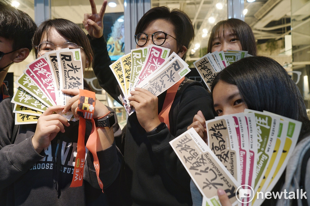 許多排隊領取「光復貼紙」的民眾多為年輕人。 圖：張良一/攝
